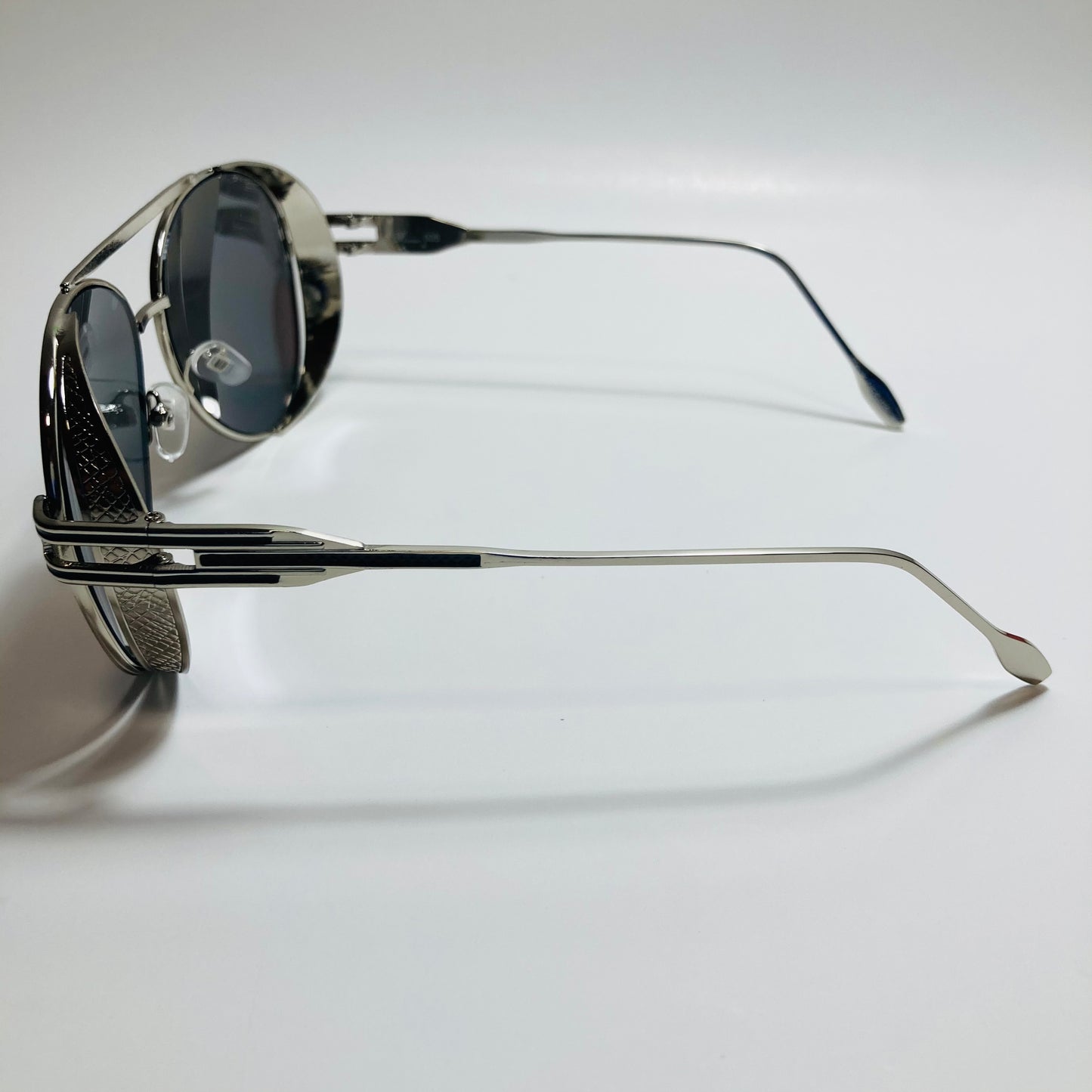 Mens and Womens metal aviator sunglasses silver with mirror lenses