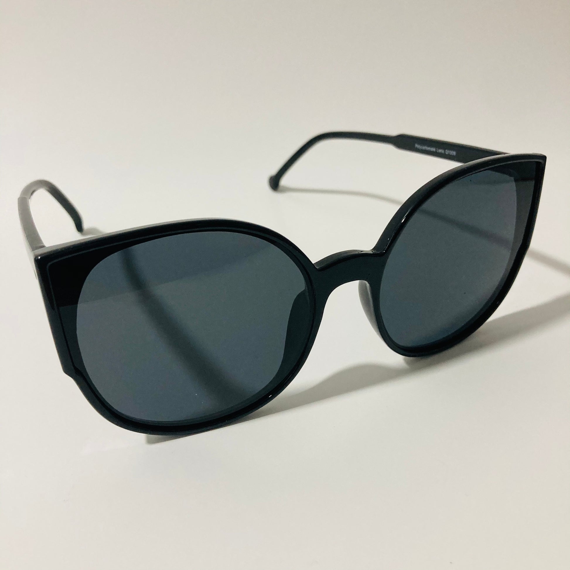 womans black mirrored cat eye sunglasses